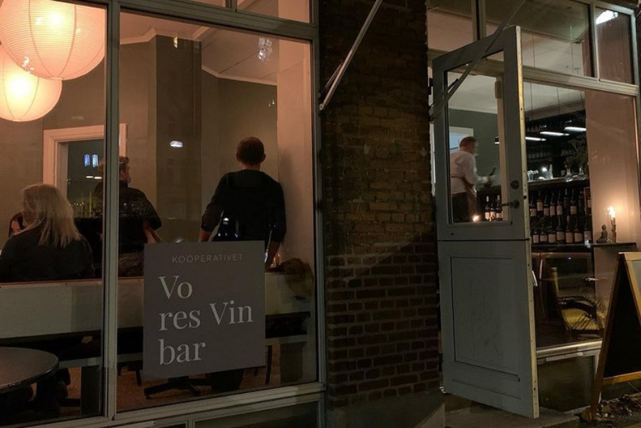 The face of Vores Vinbar in Copenhagen. Guests and staff are visible inide. 